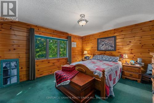 81 Lakeview Road, Bancroft, ON - Indoor Photo Showing Bedroom