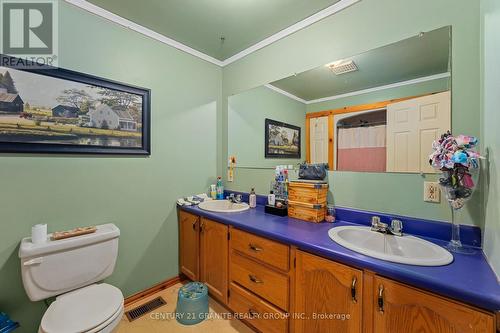 81 Lakeview Road, Bancroft, ON - Indoor Photo Showing Bathroom