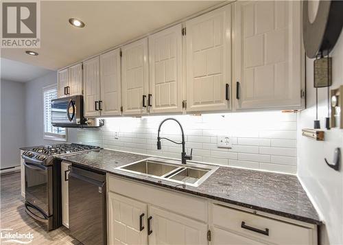 362 Tallwood Drive, Orillia, ON - Indoor Photo Showing Kitchen With Double Sink With Upgraded Kitchen