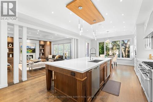 238 St Leonards Avenue, Toronto, ON - Indoor Photo Showing Kitchen With Upgraded Kitchen