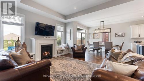 7 Coventry Court, Norfolk, ON - Indoor Photo Showing Living Room With Fireplace