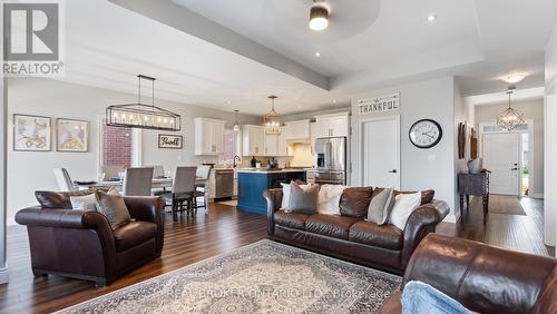 7 Coventry Court, Norfolk, ON - Indoor Photo Showing Living Room