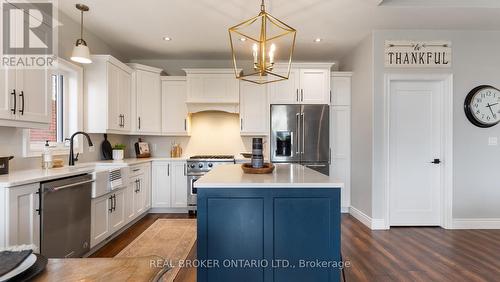 7 Coventry Court, Norfolk, ON - Indoor Photo Showing Kitchen With Upgraded Kitchen