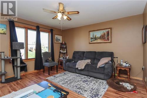 10 Laurier Lane, Warren, ON - Indoor Photo Showing Living Room