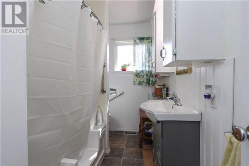 10 Laurier Lane, Warren, ON - Indoor Photo Showing Bathroom