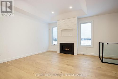 71 - 11 Coastal Crescent, Lambton Shores (Grand Bend), ON - Indoor Photo Showing Living Room With Fireplace