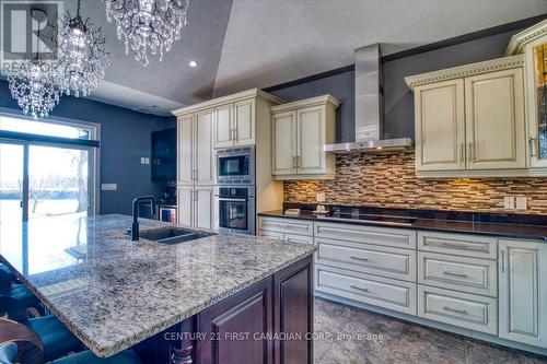 7242 Grande River Line, Chatham-Kent (Chatham), ON - Indoor Photo Showing Kitchen With Upgraded Kitchen