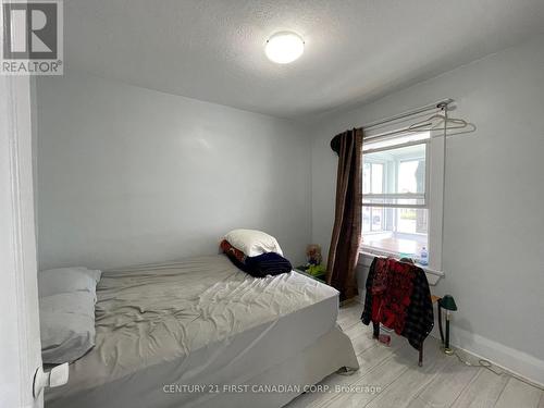 271 Highbury Avenue, London, ON - Indoor Photo Showing Bedroom