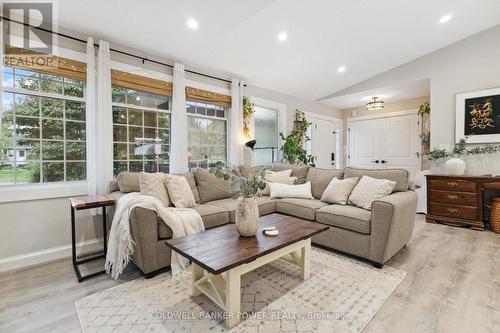 419 Darlene Crescent, London, ON - Indoor Photo Showing Living Room