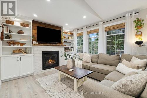 419 Darlene Crescent, London, ON - Indoor Photo Showing Living Room With Fireplace