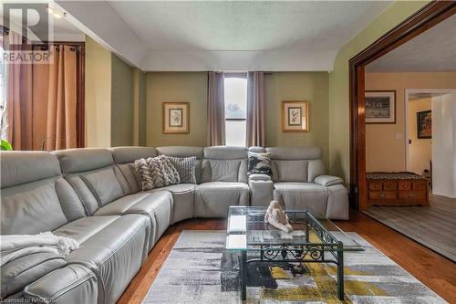 164 Queen Street N, Durham, ON - Indoor Photo Showing Living Room