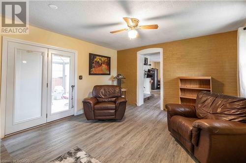 164 Queen Street N, Durham, ON - Indoor Photo Showing Living Room