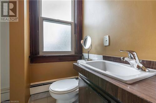 164 Queen Street N, Durham, ON - Indoor Photo Showing Bathroom