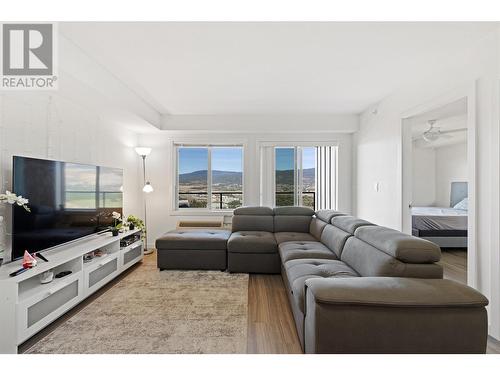 883 Academy Way Unit# Ph3, Kelowna, BC - Indoor Photo Showing Living Room