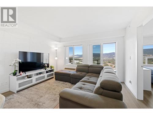 883 Academy Way Unit# Ph3, Kelowna, BC - Indoor Photo Showing Living Room