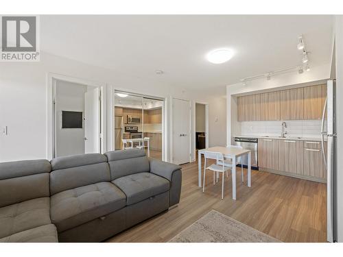 883 Academy Way Unit# Ph3, Kelowna, BC - Indoor Photo Showing Living Room