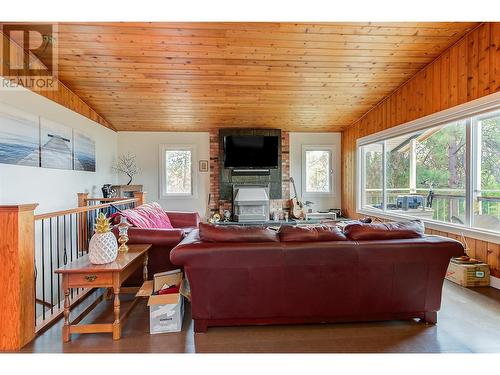 3972 Desert Pines Avenue, Peachland, BC - Indoor Photo Showing Living Room With Fireplace