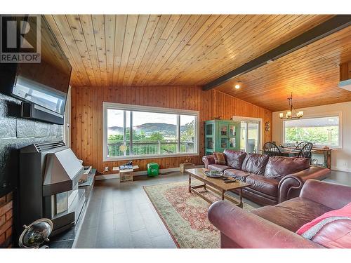 3972 Desert Pines Avenue, Peachland, BC - Indoor Photo Showing Living Room