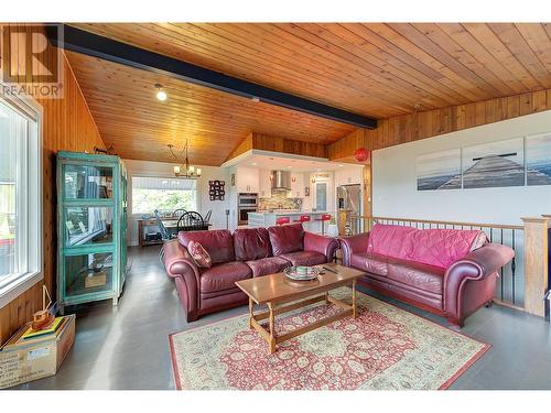 3972 Desert Pines Avenue, Peachland, BC - Indoor Photo Showing Living Room