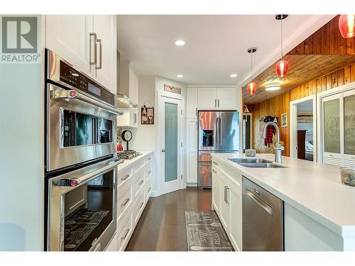 3972 Desert Pines Avenue, Peachland, BC - Indoor Photo Showing Kitchen With Double Sink With Upgraded Kitchen