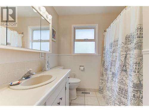 3972 Desert Pines Avenue, Peachland, BC - Indoor Photo Showing Bathroom