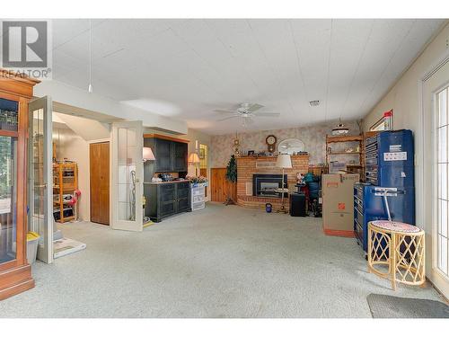 3972 Desert Pines Avenue, Peachland, BC - Indoor Photo Showing Garage