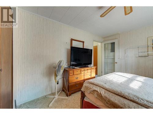 3972 Desert Pines Avenue, Peachland, BC - Indoor Photo Showing Bedroom