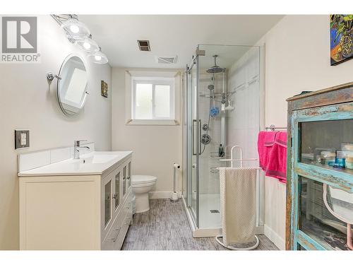 3972 Desert Pines Avenue, Peachland, BC - Indoor Photo Showing Bathroom