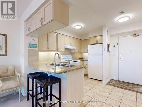 411 - 745 New Westminister Drive, Vaughan, ON - Indoor Photo Showing Kitchen With Double Sink