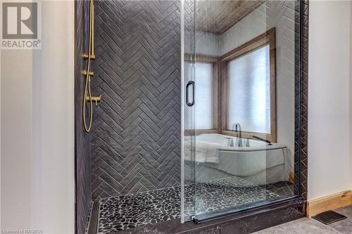 Beautiful accents and quality design & materials - 740494 10 Sideroad, Chatsworth (Twp), ON - Indoor Photo Showing Bathroom