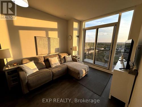 825 - 2450 Old Bronte Road, Oakville, ON - Indoor Photo Showing Living Room