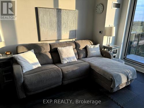 825 - 2450 Old Bronte Road, Oakville, ON - Indoor Photo Showing Living Room