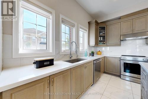 459 Threshing Mill Boulevard, Oakville, ON - Indoor Photo Showing Kitchen With Upgraded Kitchen