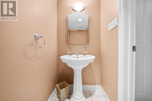 32 Barrydale Crescent, Toronto, ON - Indoor Photo Showing Bathroom