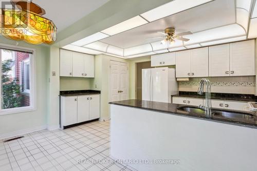 6533 Mockingbird Lane, Mississauga, ON - Indoor Photo Showing Kitchen