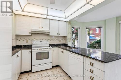 6533 Mockingbird Lane, Mississauga, ON - Indoor Photo Showing Kitchen With Double Sink