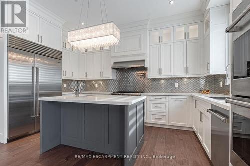 430 Stanfield Drive, Oakville, ON - Indoor Photo Showing Kitchen With Upgraded Kitchen