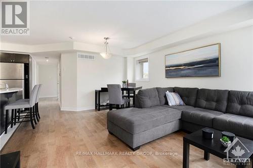 1 - 105 Bluestone, Ottawa, ON - Indoor Photo Showing Living Room