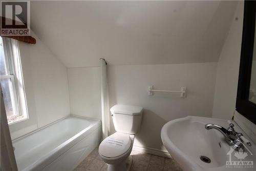 923 Center Street, Braeside, ON - Indoor Photo Showing Bathroom