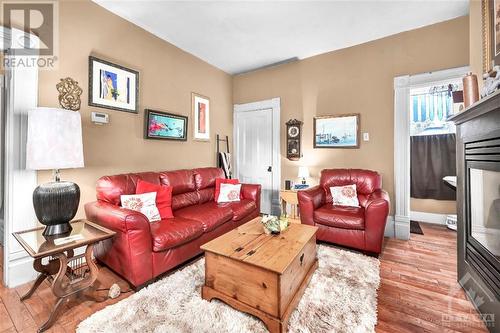 45 William Street, Cardinal, ON - Indoor Photo Showing Living Room