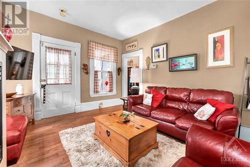 45 William Street, Cardinal, ON - Indoor Photo Showing Living Room