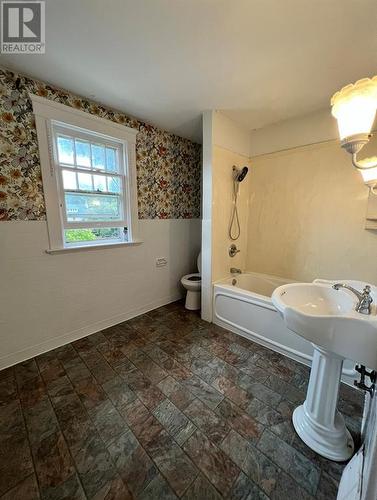 135 Maria Street, Sarnia, ON - Indoor Photo Showing Bathroom