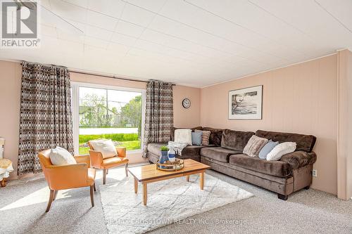 1962 St Johns Road, Innisfil, ON - Indoor Photo Showing Living Room