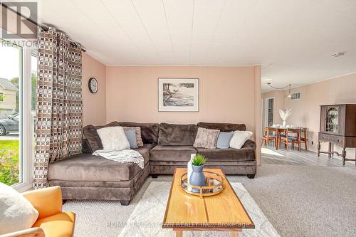 1962 St Johns Road, Innisfil, ON - Indoor Photo Showing Living Room