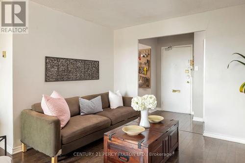 201 - 5 Frith Road, Toronto, ON - Indoor Photo Showing Living Room