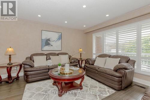 3320 Morningstar Drive, Mississauga, ON - Indoor Photo Showing Living Room