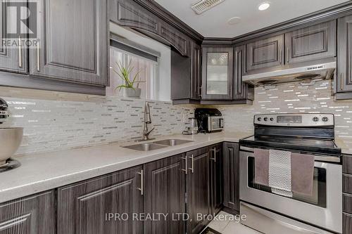 3320 Morningstar Drive, Mississauga, ON - Indoor Photo Showing Kitchen With Double Sink With Upgraded Kitchen