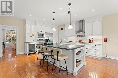 621 Cranleigh Court, Mississauga, ON - Indoor Photo Showing Kitchen With Upgraded Kitchen