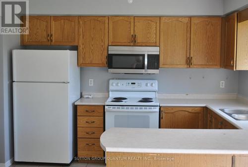 987 Prosperity Court N, London, ON - Indoor Photo Showing Kitchen With Double Sink