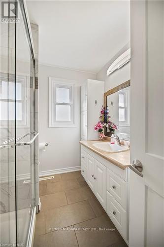 5 Draper Drive, St. Catharines, ON - Indoor Photo Showing Bathroom